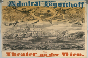 Ein altes Filmplakat für Admiral Tegethoffs Theater an der Wien, das eine Gruppe von Menschen, Schiffe und Text zeigt, hängt an einer Wand.