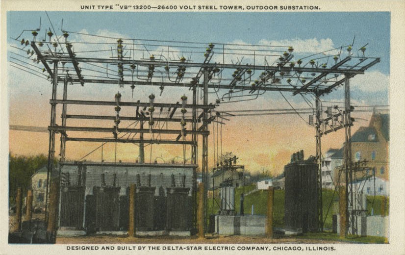 Alte Postkarte, die eine elektrische Umspannstation in Chicago, Illinois, mit einem elektrischen Mast, Transformatoren, Gebäuden, Bäumen und einem bewölkten Himmel zeigt, einschließlich Text am unteren Rand.