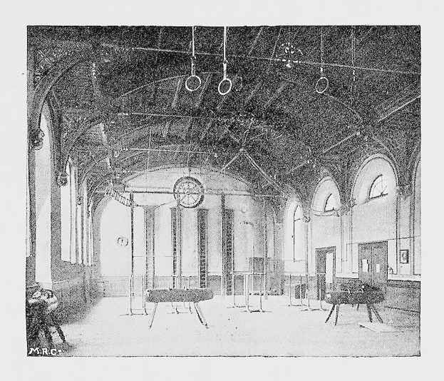 Schwarzes und weißes Foto eines großen Gymnastikraums mit Tischen, Stühlen, Säulen, Wänden, Fenstern und Deckenringen, beschriftet mit 'New York City Gymnasium'.