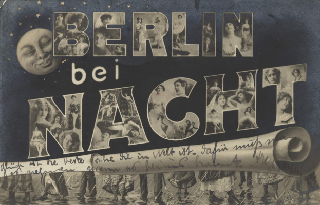 Ein Schwarz-Weiß-Foto einer Gruppe von Menschen, die vor einem Schild mit der Aufschrift "Berlin Bei Nacht" feiern, im Hintergrund ein Mond, das Schild mit Sternen und Streifen geschmückt.