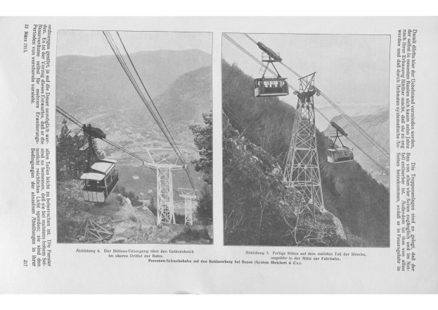 Schwarze und weiße Fotografie einer Seilbahn, die einen bewaldeten Berg hinauffährt, mit zwei zusätzlichen Bildern der Seilbahn und begleitendem Text.