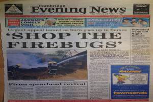 Zeitungsvorderseite mit mehreren Anzeigen und Schlagzeilen.