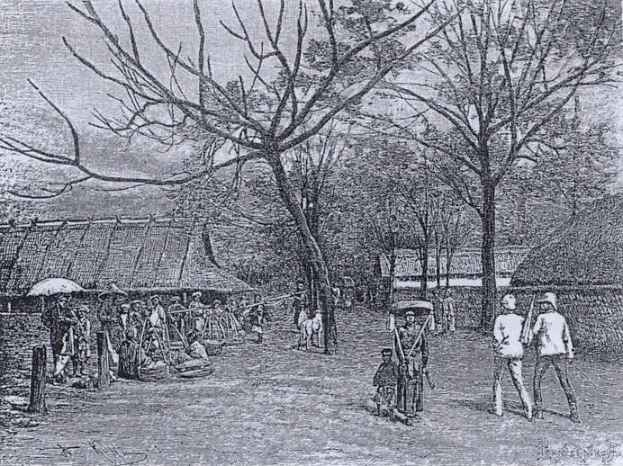 Schwarze und weiße Zeichnung von Menschen in traditioneller Kleidung, die eine Straße in einem Dorf in den frühen 1900er Jahren entlanggehen, mit Bäumen und Hütten im Hintergrund und einigen, die Schirme halten.