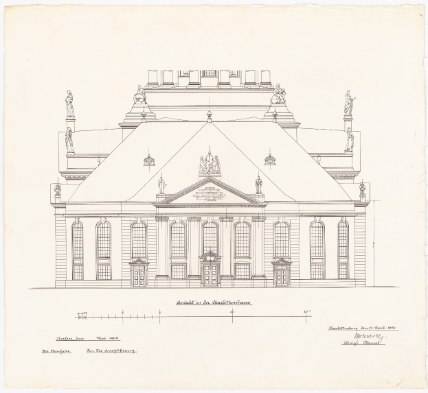 Zeichnung der Schlosshof-Fassade in Dresden, Deutschland, mit zahlreichen Fenstern und Statuen, skizziert auf einem Blatt Papier mit sichtbarem Text.