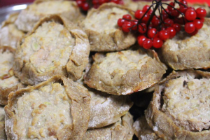 Mehlpuffer und Kirschen zusammen angeordnet.