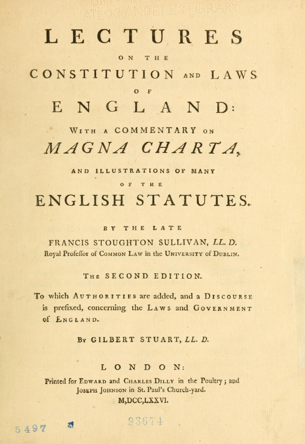 Ein offenes altes Buch mit dem Titel "Vorträge über die Verfassung und Gesetze Englands mit einem Kommentar zur Magna Charta und Illustrationen vieler englischer Gesetze", das eine Seite mit schwarzer Tinte zeigt.