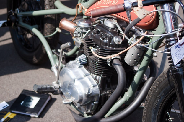 Mehrere Motorräder in der Nähe eines Buches geparkt, das auf dem Boden liegt.