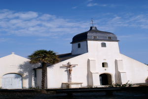 Eine Kirche dominiert die Bildmitte.