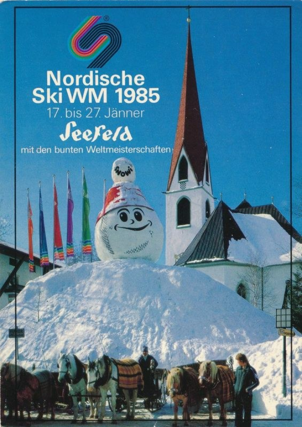 Plakat für die Nordischen Ski-Weltmeisterschaften 1985 in Seefeld, Schweiz, das eine verschneite Landschaft mit Skifahrern, Pferden, Stöcken, Fahnen, Gebäuden, Bäumen und Text zeigt.