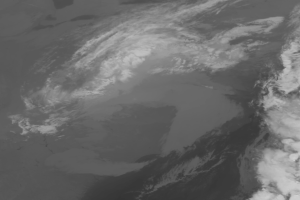 Ein Schwarz-Weiß-Satellitenbild einer Wolkenformation über dem Pazifik, wobei die Wolke in der Mitte zu sehen ist und sich das Meer darum erstreckt.
