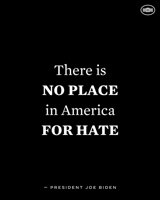 Ein schwarzer Hintergrund mit fetter weißer Schrift, die den Satz "Es gibt in Amerika keinen Platz für Hass" - ein Zitat von Präsident Joe Biden - zeigt.