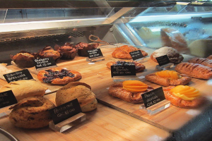 Eine Auslagebox voller verschiedener Backwaren.