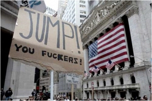 Eine Menschenmenge mit Schildern und US-Flaggen vor Gebäuden.