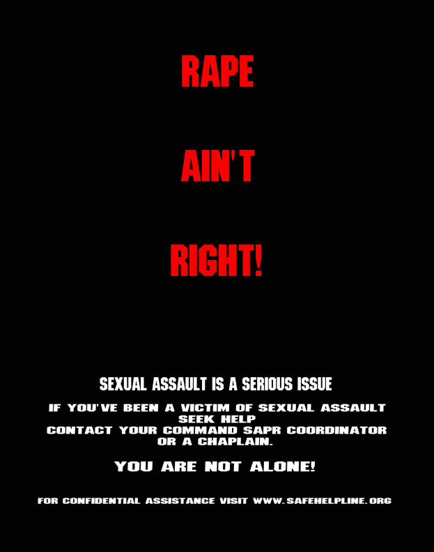 Plakat mit fetter schwarzer Schrift auf einem weißen Hintergrund, das "Rape Ain't Right: Sexual Assault is a Serious Issue" lautet und von einem schwarzen Rand umrahmt wird.