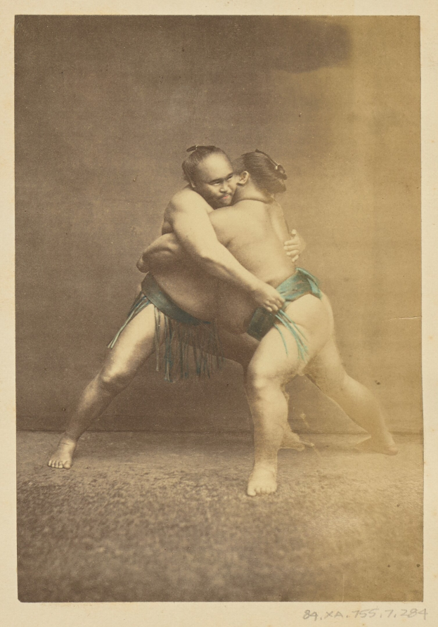Schwarzes Und Weisses Foto Von Zwei Sumo Ringern Beim Kampf Mit 'Sumo Ringern' Text Unten.