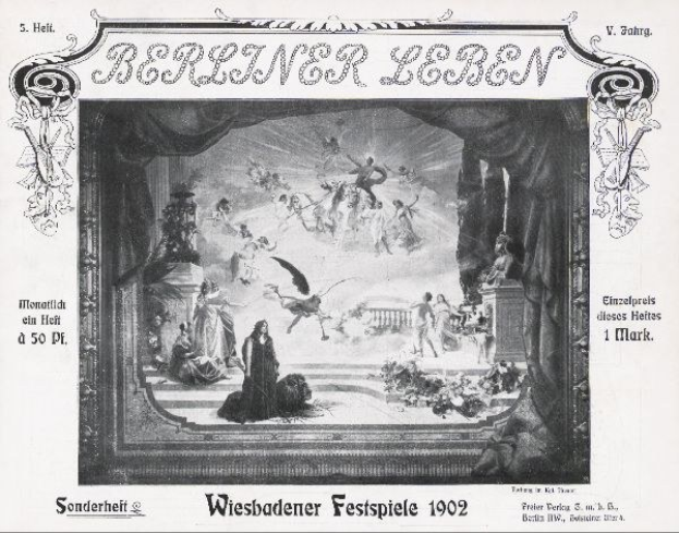 Schwarzes und weißes Foto einer Bühne mit Darstellern in traditioneller deutscher Kleidung während der Wiesbadener Festspiele 1902, mit einem applaudierenden Publikum im Hintergrund.