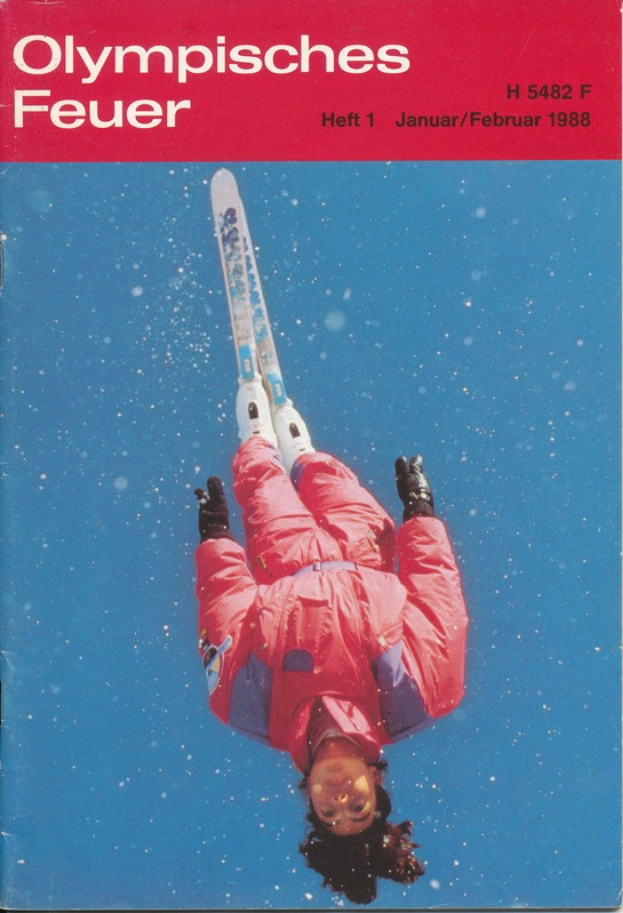 Ein Buchumschlag mit einem Skifahrer in der Luft, der einen Skianzug trägt, mit der Aufschrift "Olympische Spiele Feuer - Heft 1 - Januar/Februar 1988"