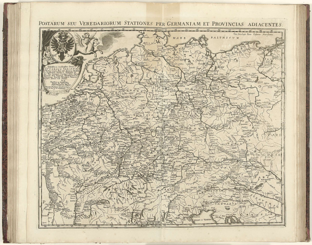 Offenes Buch mit einer detaillierten Deutschlandkarte, die geografische Merkmale, Flüsse, Berge und beschriftete Städte zeigt, begleitet von erklärendem Text.