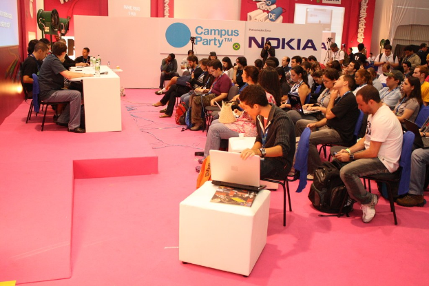 Kyle Cooke macht schockierende Verabredungseinsicht bei Cannes Lions 'Virtual Reali-Tea'-Live-Podcast-Aufnahme
