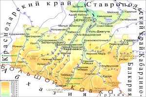Eine detaillierte Karte der Ukraine auf einem Plakat, die geografische Merkmale wie Flüsse, Berge und Städte zeigt, zusammen mit Text und Zahlen für zusätzlichen Kontext.