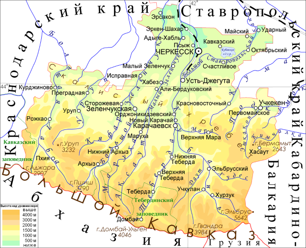 Eine detaillierte Karte der Ukraine auf einem Plakat, die geografische Merkmale wie Flüsse, Berge und Städte zeigt, zusammen mit Text und Zahlen für zusätzlichen Kontext.