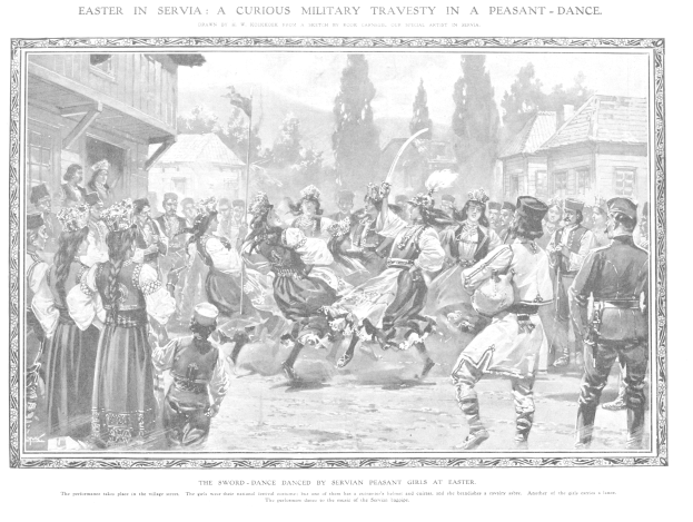 Schwarz-weißes Bild einer Gruppe von Menschen, die vor einer Menge tanzen, mit Häusern und Bäumen im Hintergrund und Text unten mit der Aufschrift "Ostern in Servia: Eine kuriose militärische Travestie in einem peasant dance".