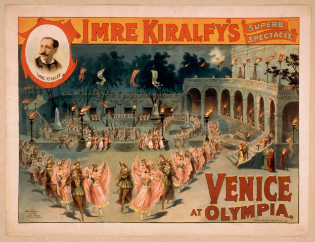 Plakat für Imre Kiralfys Super-Spektakel in Venedig bei Olympia, das kostümierte Künstler vor einem gebogenen und säulengestützten Gebäude mit Laternenmasten und Bäumen im Hintergrund zeigt.