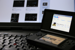 Ein Laptop mit einem Display und einer Tastatur, das einem PlayStation ähnelt.