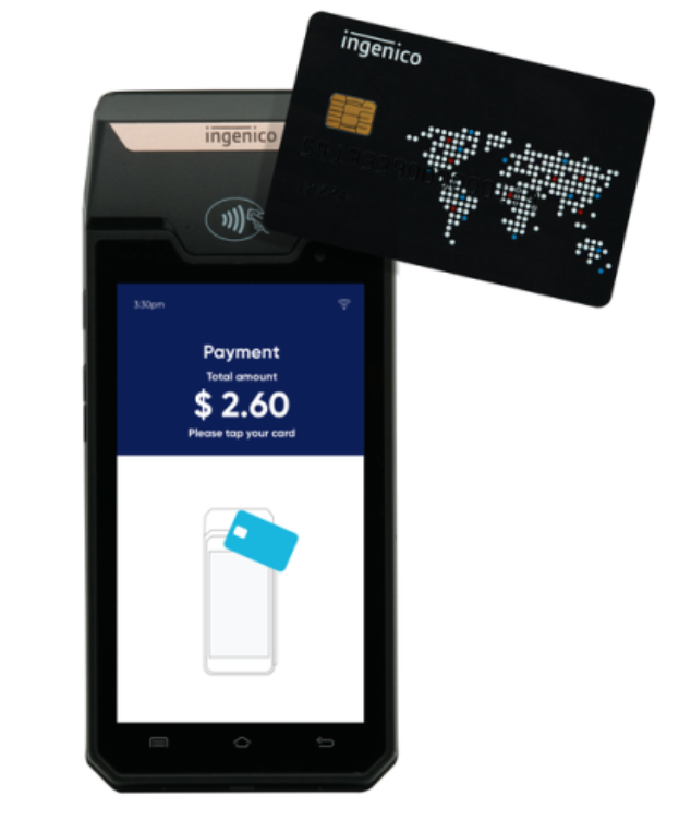 Ein Mobiltelefon mit einer Kreditkarte daneben, die ein Ingenico-Mobilzahlungssystem darstellt.