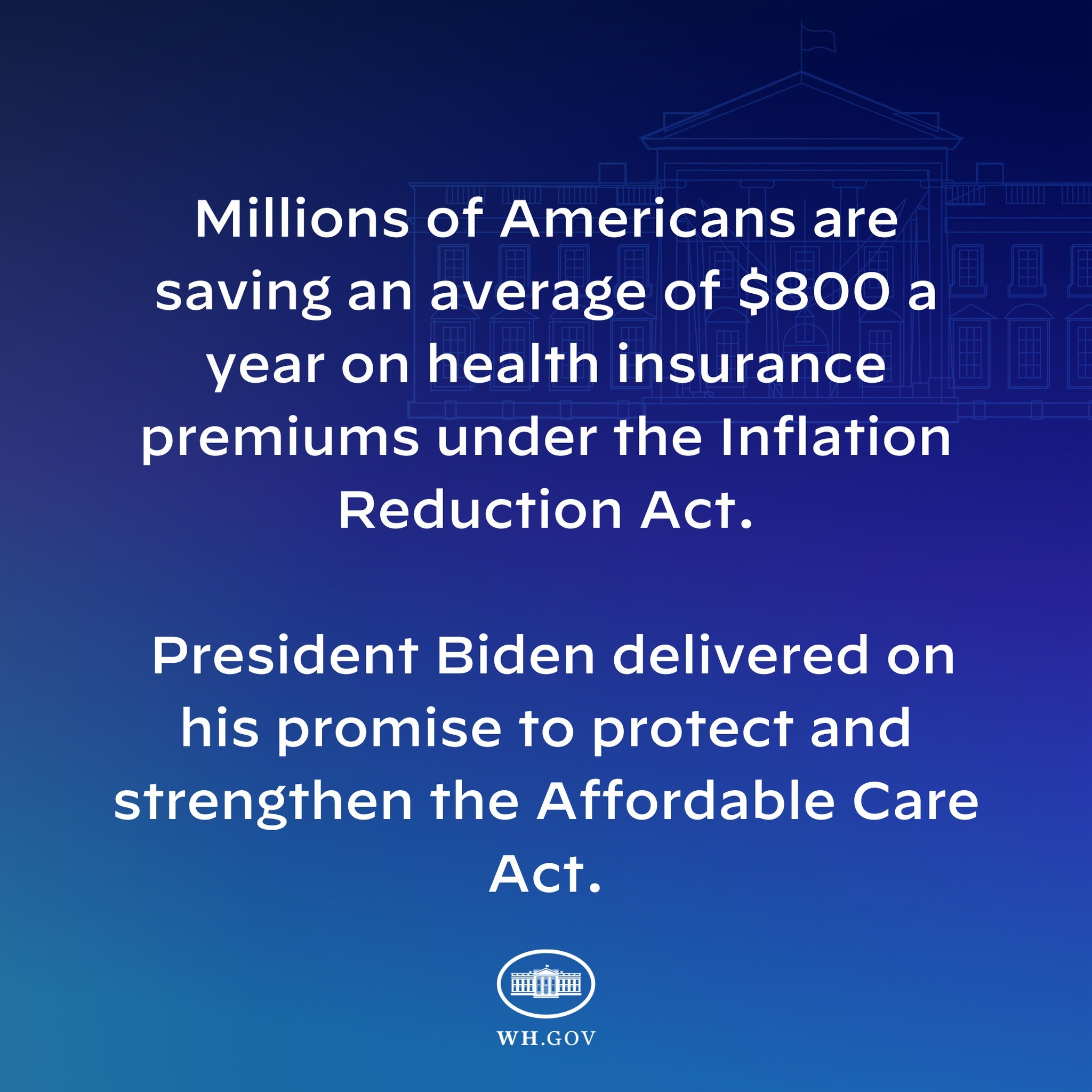 Blauer Hintergrund mit weißer Schrift, die "Millionen von Amerikanern sparen durchschnittlich 800 USD pro Jahr an Krankenversicherungsprämien unter dem Inflation Reduction Act" in der Mitte zeigt, mit einem Logo darunter.