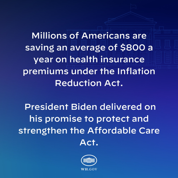 Ein blauer Hintergrund mit dem Text "Millionen von Amerikanern sparen durchschnittlich 800 USD pro Jahr an Gesundheitsversicherungsprämien unter dem Inflation Reduction Act" und einem Logo.