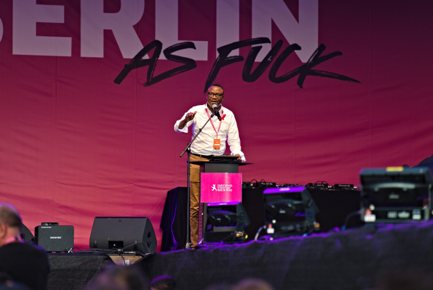 Schwarzes und weißes Porträt von Hans Carl von Winterfeldt mit ernstem Gesichtsausdruck und Text unten.