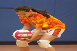 Eine Frau, die mit einem Ball in den Händen steht.