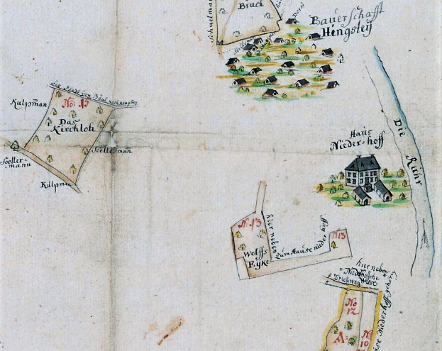 Ein detaillierter Stadtplan eines kleinen Dorfes auf dem Cover eines alten Buches mit sichtbaren Straßen, Gebäuden und zusätzlichen Informationen im Text.