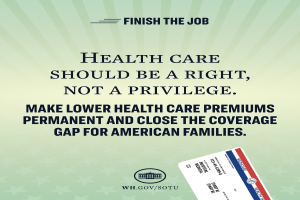 Ein Plakat mit der Aufschrift "Beenden Sie den Job: Gesundheit sollte ein Recht sein, nicht ein Privileg" und einer Karte mit den Worten "Machen Sie niedrigere Gesundheitskosten permanent und schließen Sie die Versorgungslücke für amerikanische Familien" darauf gedruckt.