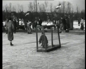 Schwarzes und weißes Foto einer Gruppe von Menschen, die Hockey auf einem Eisplatz spielen, mit einem Netz in der Mitte, Bäumen, Pfosten und einer Fahne im Hintergrund und Text oben und unten.