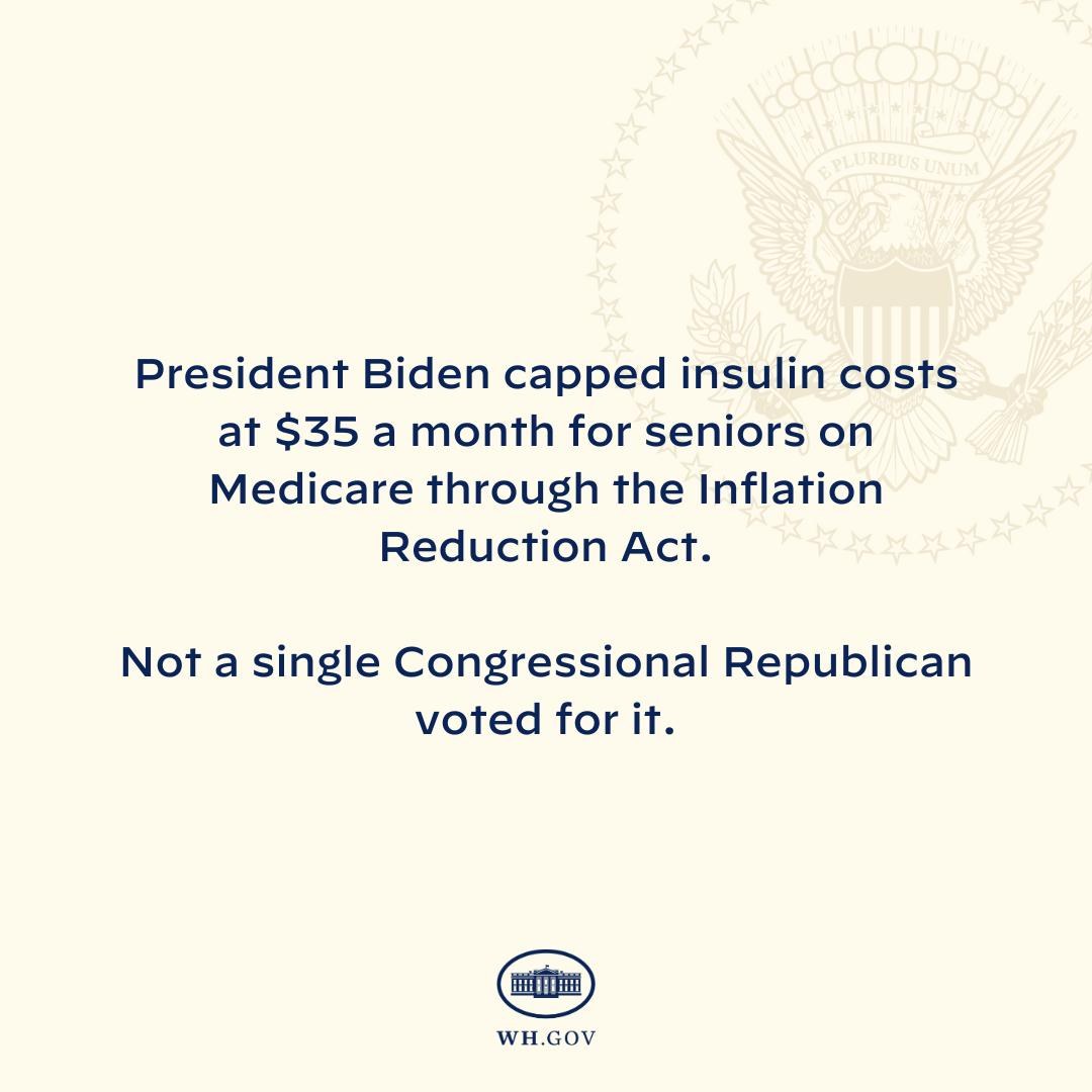 Plakat mit Logo und Text, der besagt: "Präsident Biden beschränkt die Insulin-Kosten auf 35 Dollar pro Monat für Senioren mit Medicare durch das Inflation Reduction Act."