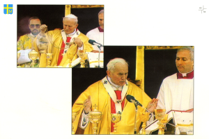 Papst Benedikt XVI. steht an einem Pult mit Mikrofon, feiert die Messe in der Petersbasilika mit mehreren Personen im Hintergrund und einem Logo und Text auf der linken Seite des Bildes.