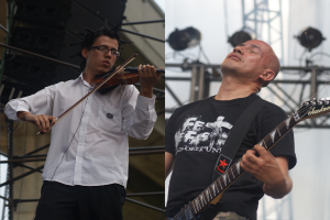 Zwei Personen, die stehen und Musikinstrumente spielen.