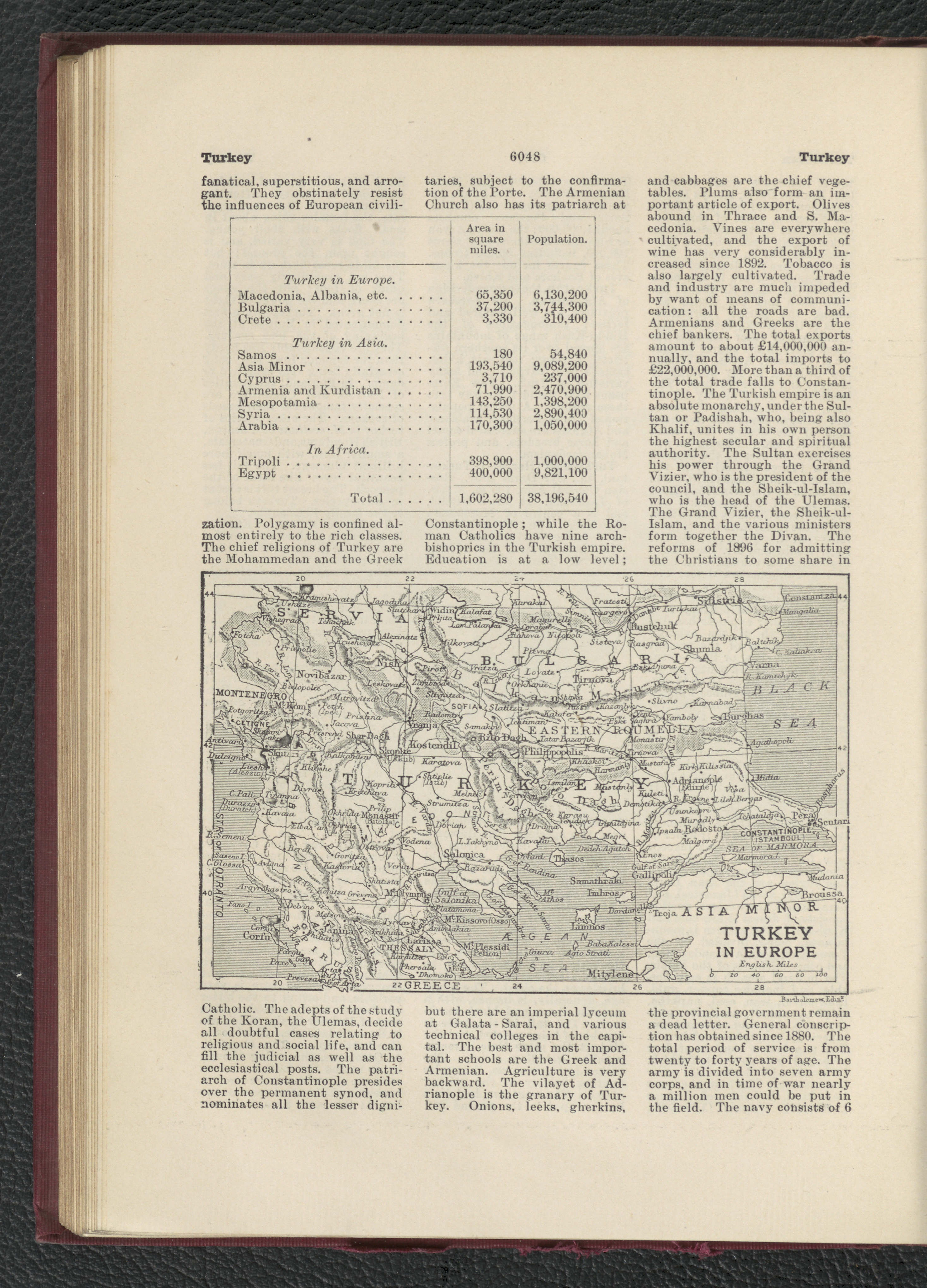 Ein aufgeschlagenes Buch mit einer detaillierten Karte von Türkei und begleitendem Text, das auf einer schwarzen Oberfläche liegt.