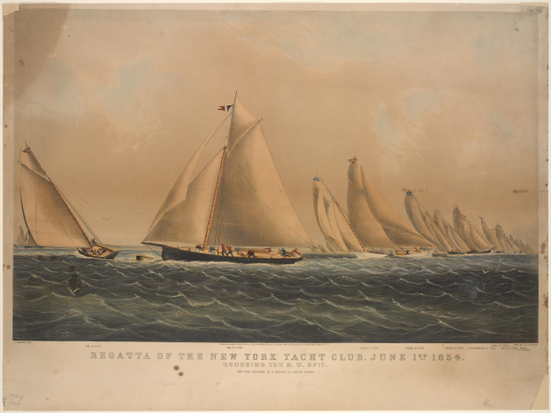 Eine Regatta des New York Yacht Clubs mit mehreren Booten auf dem Wasser und Menschen an Bord, unter einem sichtbaren Himmel, mit Text auf einem Papier im Vordergrund.