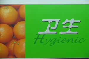 Ein Foto von Orangen mit zwei Wörtern auf einem Stück Papier.