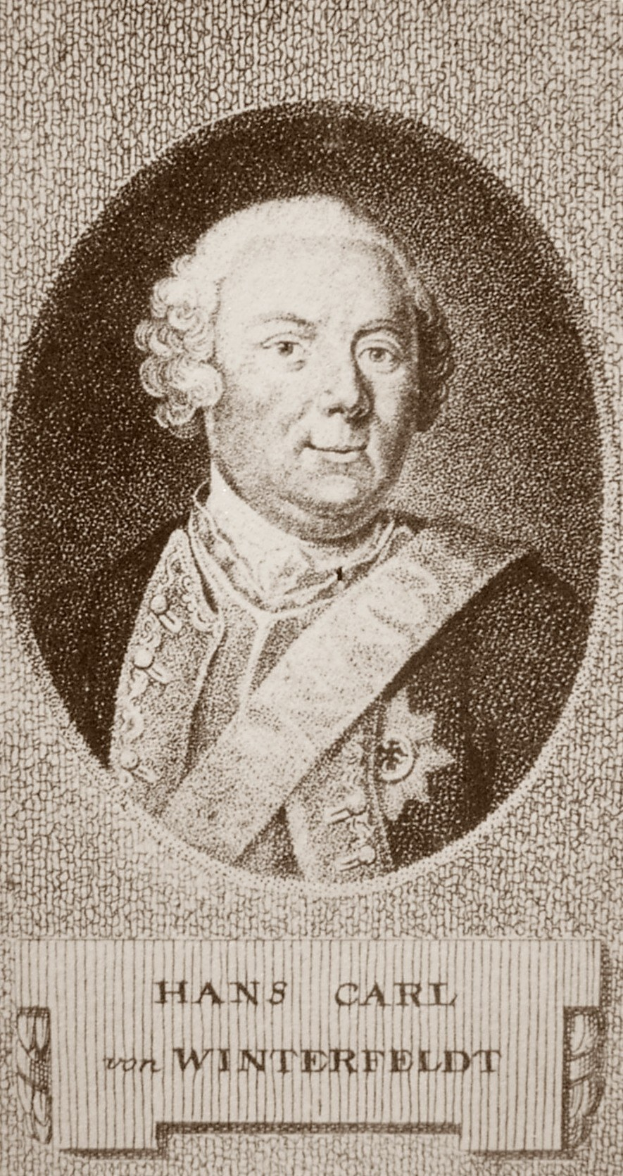 Schwarzes und weißes Porträt von Hans Carl von Winterfeldt, ein Mann mit ernstem Gesichtsausdruck, mit Text am unteren Rand des Bildes.