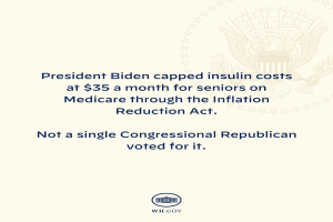 Ein Plakat mit Logo und Text, auf dem steht: "Präsident Biden beschränkt die Insulin-Kosten auf 35 Dollar pro Monat für Senioren mit Medicare thanks to the Inflation Reduction Act."