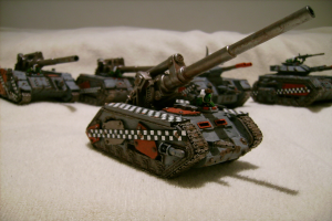 Panzer auf weißem Tuch mit weißem Hintergrund präsentiert.