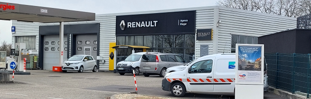 Eine Renault-Vertretung mit parkenden Autos davor, umgeben von einem Metallzaun.