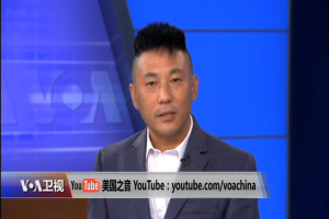 Ein Mann im Anzug und Krawatte auf einem Fernsehbildschirm mit blauem Hintergrund, identifiziert als chinesischer Nachrichtensprecher durch den Text unten.