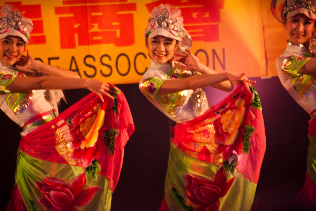 Eine Gruppe von Mädchen führt eine Tanzroutine aus.