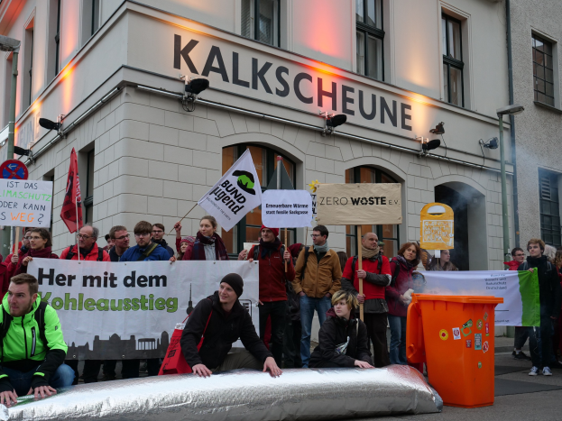 Wie fair ist Deutschland? Bürger nehmen eine praktische Haltung bei der Debatte im House of Commons im Volkspark in Halle ein