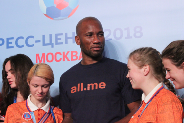 Gruppe von Menschen auf einer Bühne mit Medaillen, im Hintergrund ein Banner der FIFA WM 2018 Russland mit einem Fußball